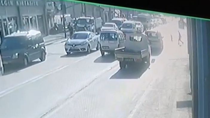 i Bursa'da kırmızı ışık ihlali yapan sürücü, çocuğa çarptı