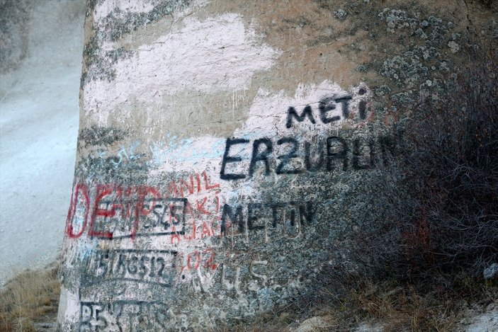 Kayseri'de peribacası benzeri oluşumların üzerine yazılan yazılar tepki topladı