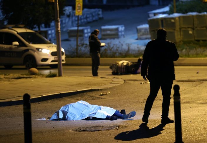 Ümraniye'de motosikletle kamyonet çarpıştı: 1 ölü