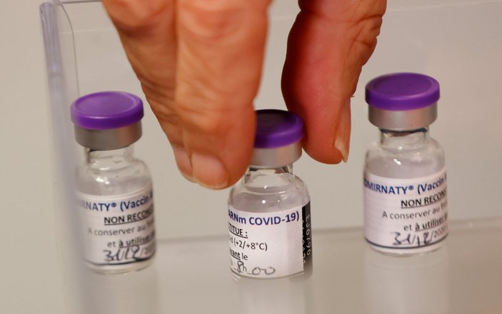 Fransa'da aşı kampanyası alay konusu oldu