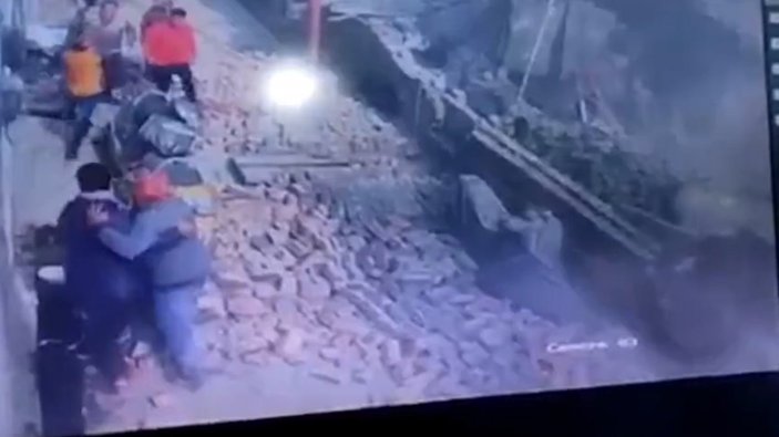 Hindistan’da yayaların üzerine duvar çöktü
