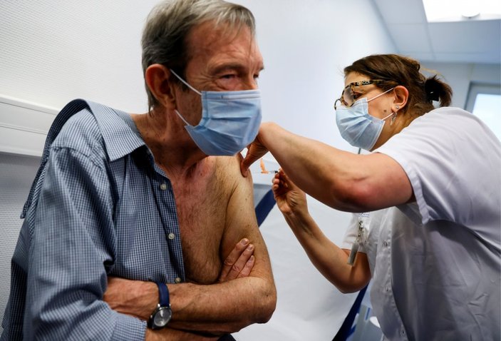Fransa'da aşı kampanyası alay konusu oldu