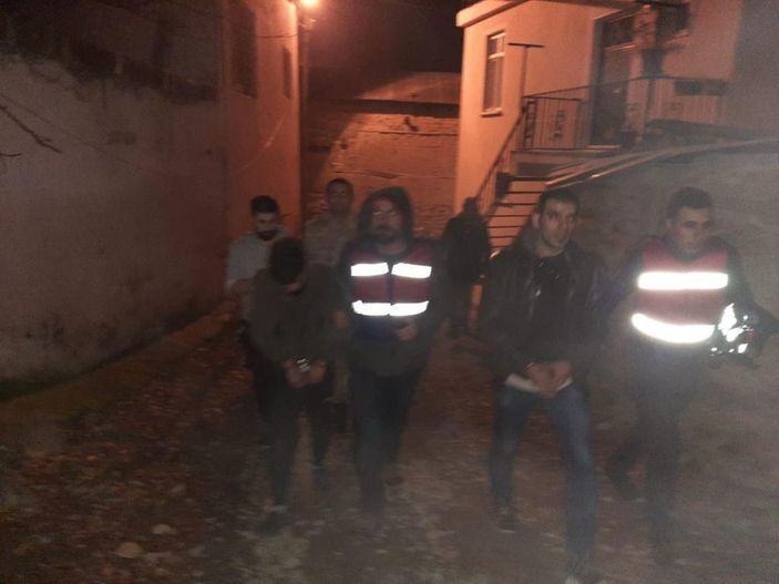 d Elazığ'da kaçak kazıya suçüstü: 20 metrekarelik oda çıktı