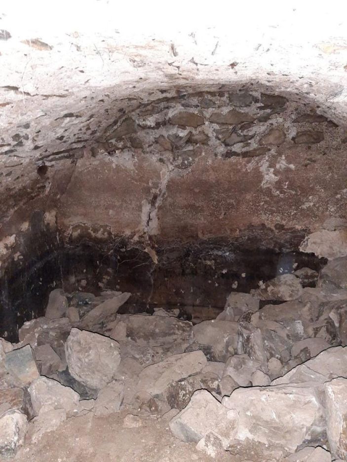 d Elazığ'da kaçak kazıya suçüstü: 20 metrekarelik oda çıktı