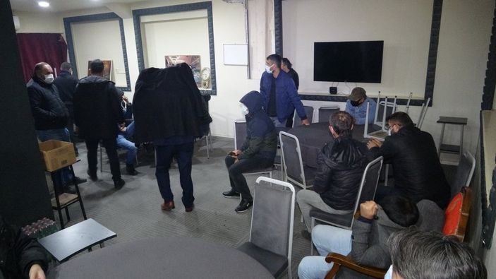 d Bursa’da kapalı olması gereken kahvehaneyi polis bastı: 53 bin 550 TL ceza