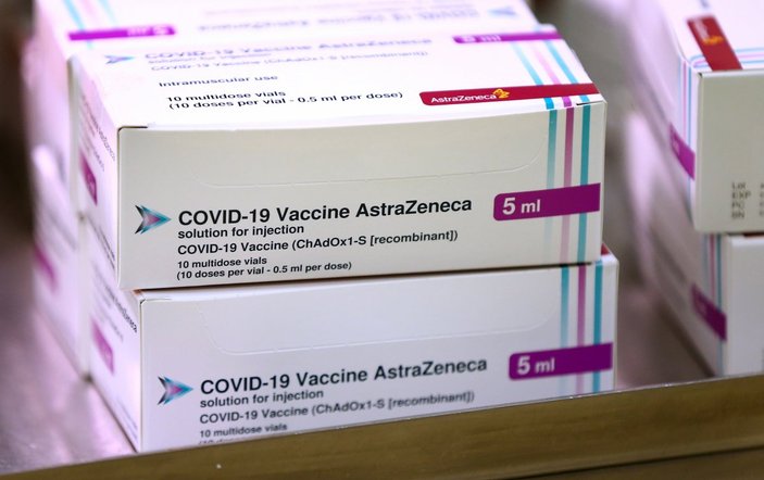 İngiltere'de Oxford'un koronavirüs aşısının uygulanması başladı