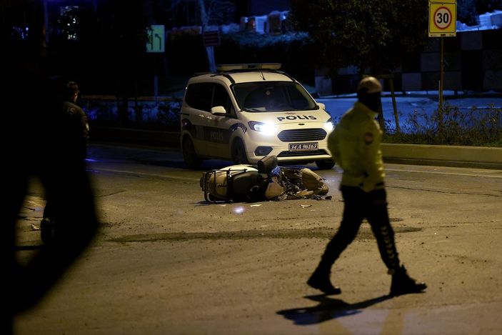 Ümraniye'de motosikletle kamyonet çarpıştı: 1 ölü