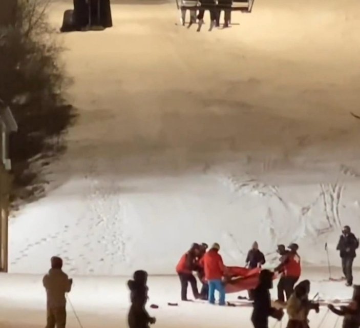 ABD'de telesiyejde asılı kalan kayakçı kurtarıldı