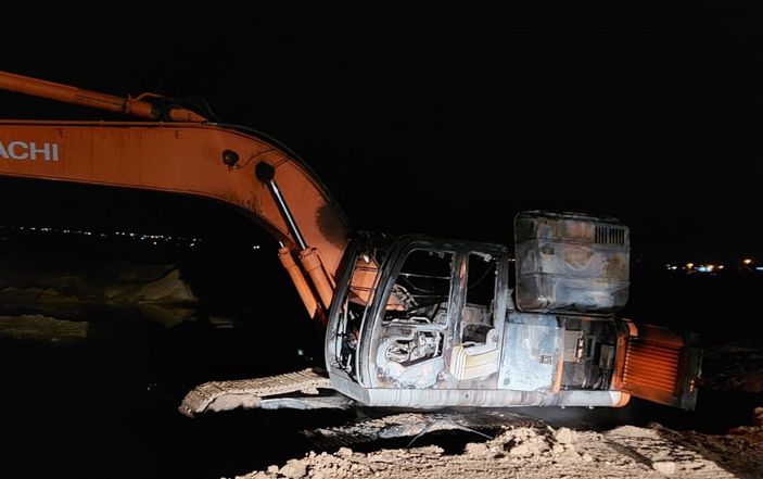 d Diyarbakır’da belediyenin kiraladığı iş makinası yakıldı