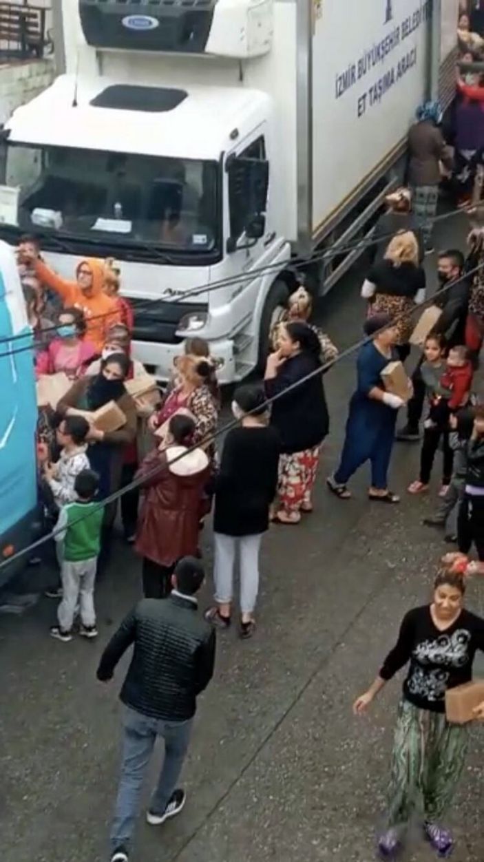 d İzmir’de belediyenin izdiham yaratan yardımı