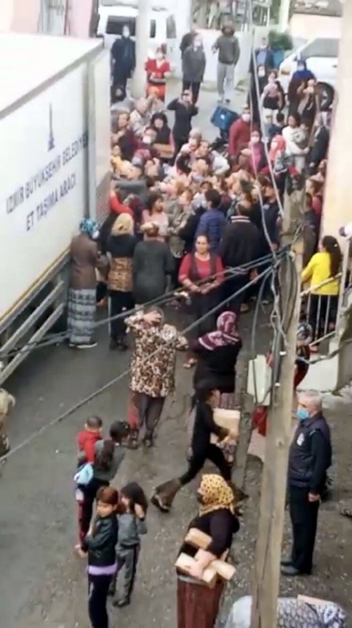 d İzmir’de belediyenin izdiham yaratan yardımı