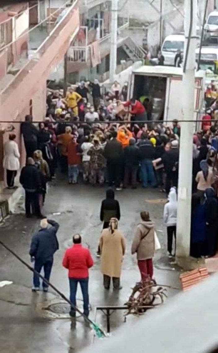 d İzmir’de belediyenin izdiham yaratan yardımı