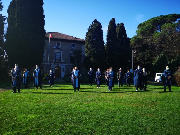 Boğaziçi Üniversitesi'nde akademisyenler, devir-teslim törenini protesto etti