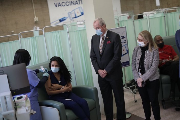 ABD’deki Newark Üniversite Hastanesi çalışanları ikinci doz aşıyı vuruldu