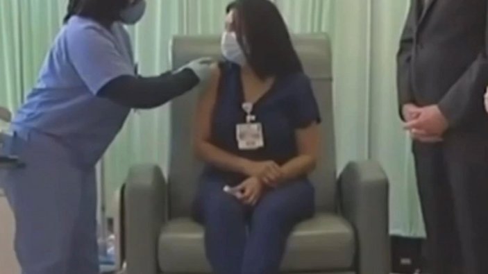 ABD’deki Newark Üniversite Hastanesi çalışanları ikinci doz aşıyı vuruldu