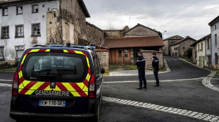 Fransa'da polis, insanların siyasi ve dini görüşlerini listeleyecek