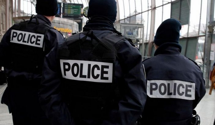 Fransa'da polis, insanların siyasi ve dini görüşlerini listeleyecek