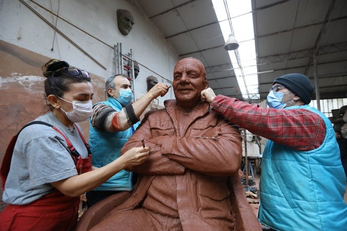 CHP'li Buca Belediyesi Bekir Coşkun'un heykelini yapıyor