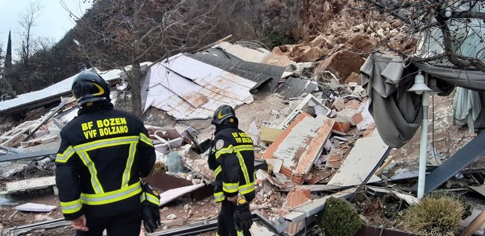İtalya’da heyelan nedeniyle bir otel yıkıldı