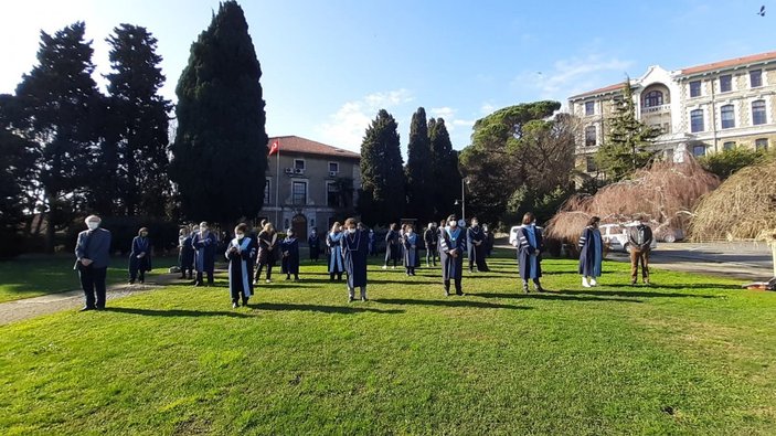 Boğaziçi Üniversitesi'nde akademisyenler, devir-teslim törenini protesto etti