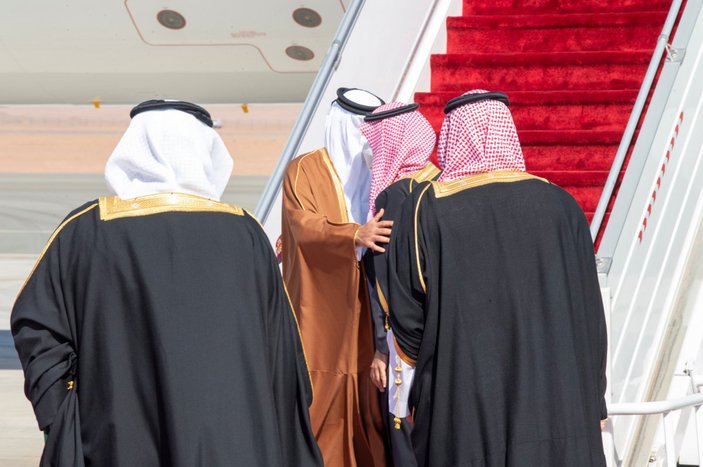 Prens Selman, Katar Emiri El Sani ile kucaklaştı
