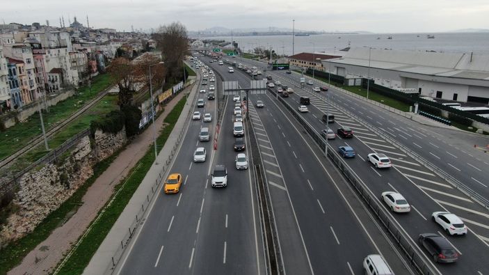 Avrasya Tüneli yoluna geri girerek kaçıyor, trafiği tehlikeye düşürüyorlar