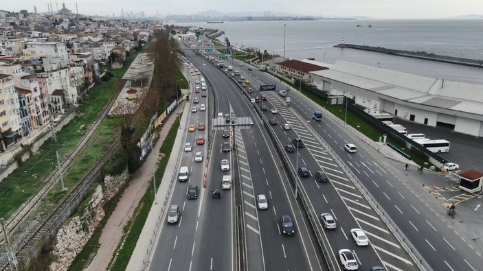 Avrasya Tüneli yoluna geri girerek kaçıyor, trafiği tehlikeye düşürüyorlar