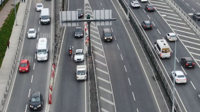 Avrasya Tüneli yoluna geri girerek kaçıyor, trafiği tehlikeye düşürüyorlar