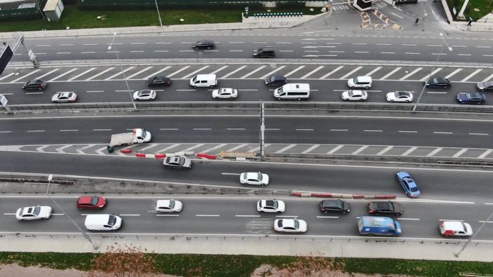 Avrasya Tüneli yoluna geri girerek kaçıyor, trafiği tehlikeye düşürüyorlar