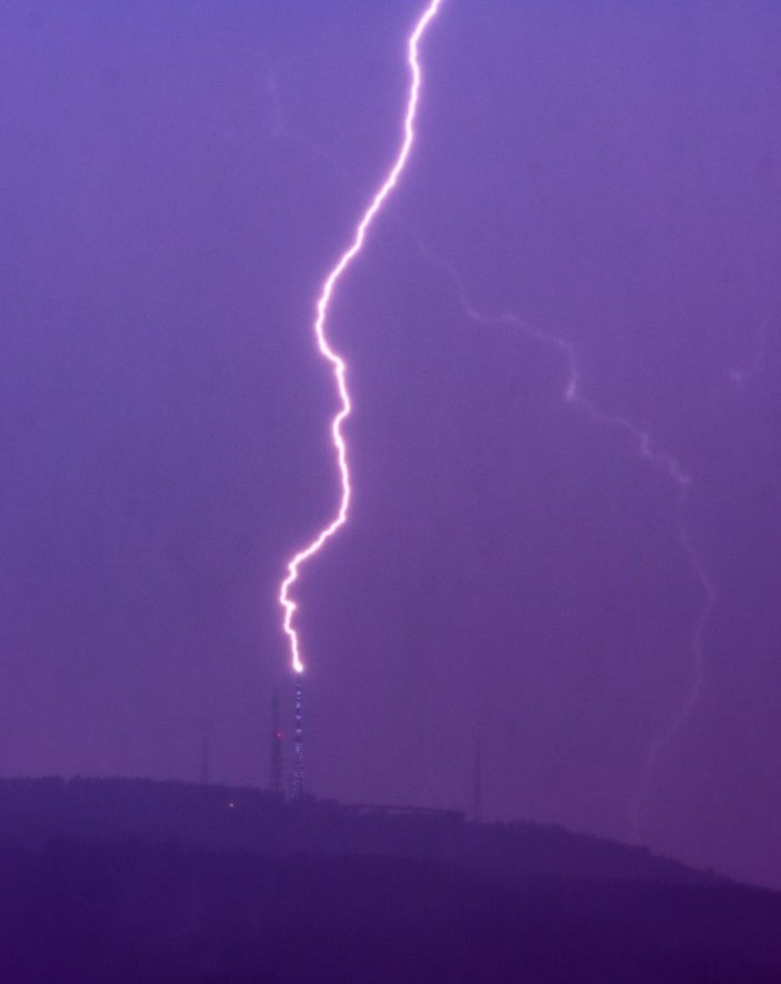 Çanakkale'deki Televizyon Verici Kulesi üzerine düşen yıldırımı fotoğrafladı