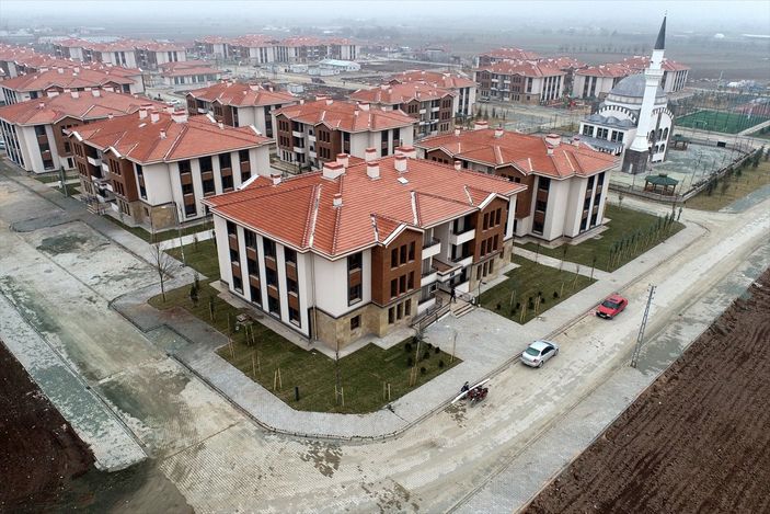 a Elazığ'da depremzedelerin yaraları devletin şefkatiyle sarılıyor
