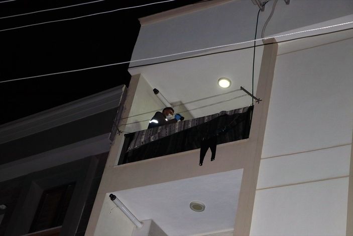a İzmir'de apartmanın dördüncü katından düşen kadın öldü
