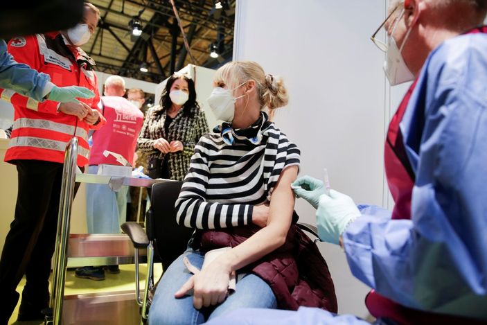 Alman hükümetinden, aşı kampanyası eleştirilerine yanıt