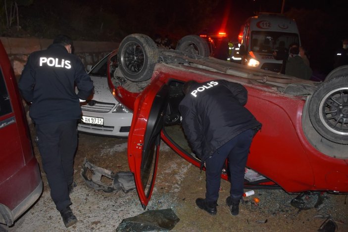 İzmir'de şarampole uçan otomobil, takla atarak sokağa düştü