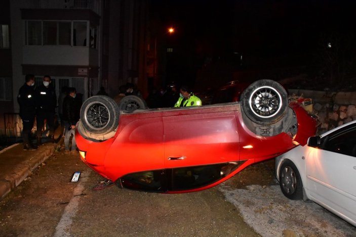 İzmir'de şarampole uçan otomobil, takla atarak sokağa düştü