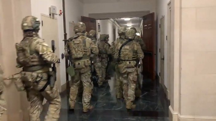 ABD’de Ulusal Muhafızlar’ın Kongre binasına girişi görüntülendi