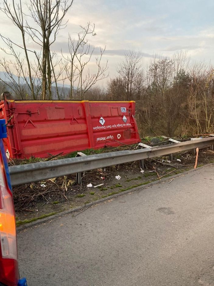 i Sakarya’da kontrolden çıkan kamyon takla attı: 2 ölü