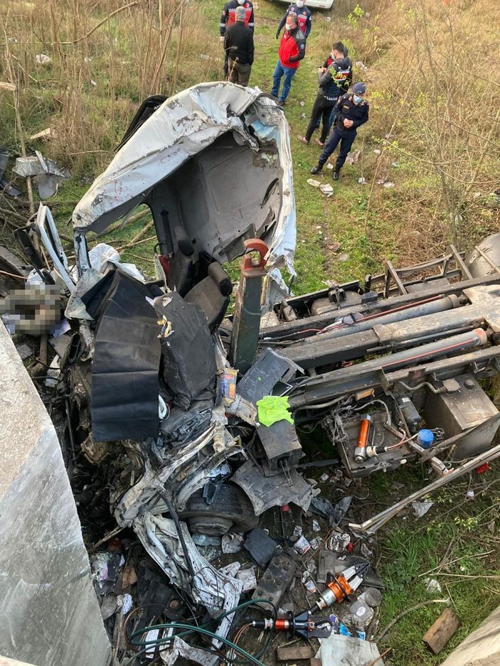 i Sakarya’da kontrolden çıkan kamyon takla attı: 2 ölü
