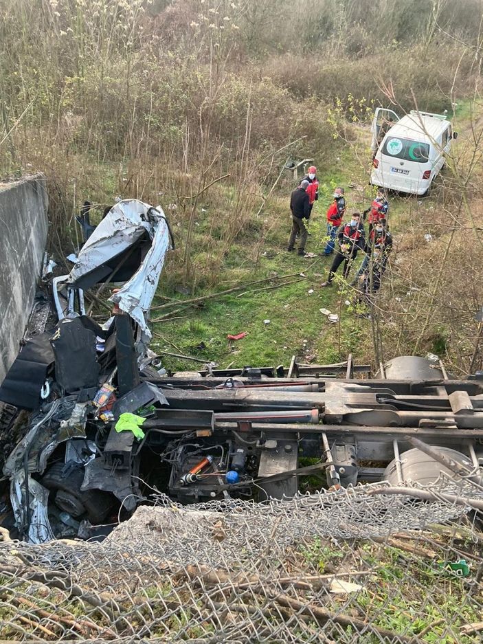 i Sakarya’da kontrolden çıkan kamyon takla attı: 2 ölü