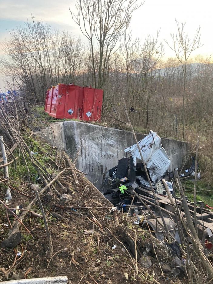 d Sakarya’da kontrolden çıkan kamyon takla attı: 2 ölü