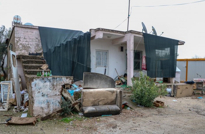 Antalya'da kedileri için bankadan kredi çeken kadının evi yandı