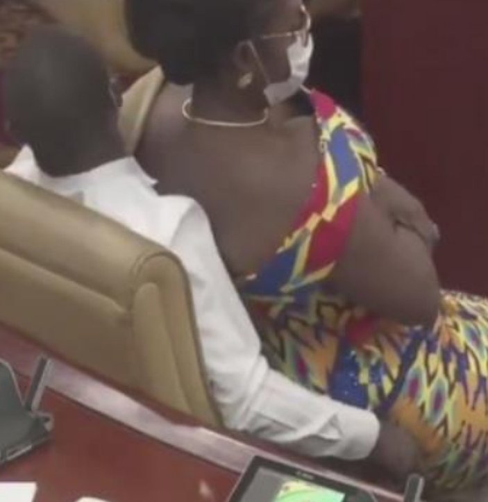 Gana Parlamentosu'nda kadın vekil, erkek vekilin kucağına oturdu