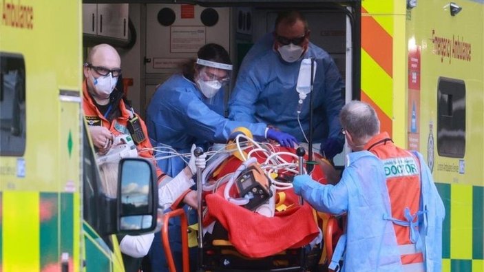 İngiltere'de salgının başından bu yana en yüksek günlük ölü sayısına ulaşıldı