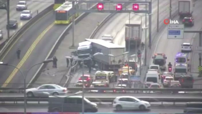 i E-5'te tır, metrobüs bariyerine çarptı