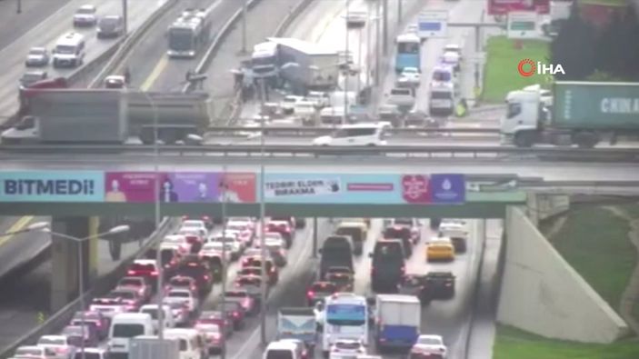 E-5'te tır, metrobüs bariyerine çarptı