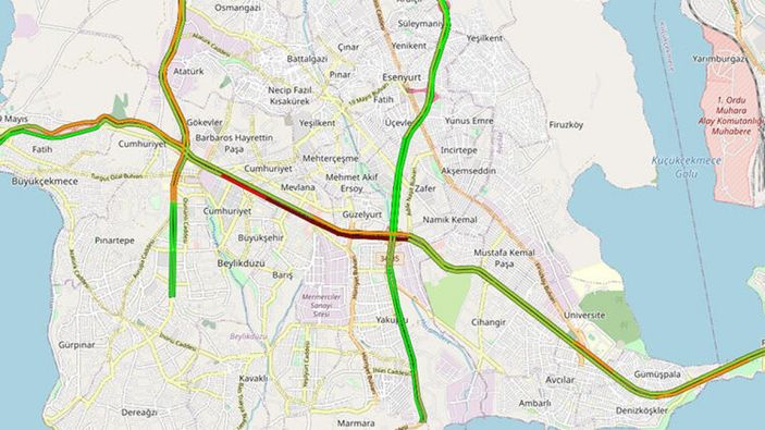 E-5'te tır, metrobüs bariyerine çarptı