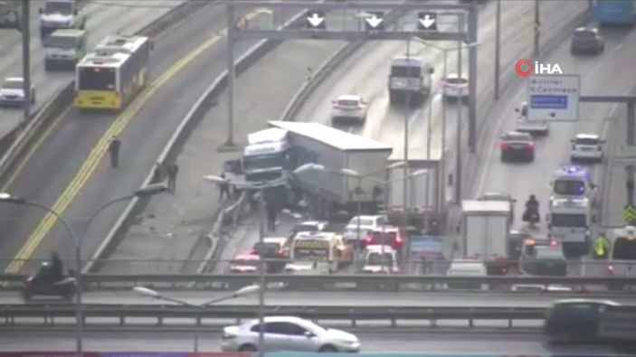 i E-5'te tır, metrobüs bariyerine çarptı