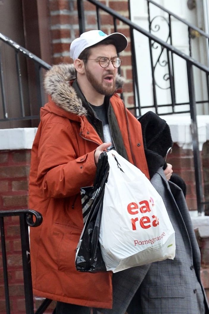 ABD’de polis kalkanı ve sopasıyla poz veren Aaron Mostofsky görüntülendi