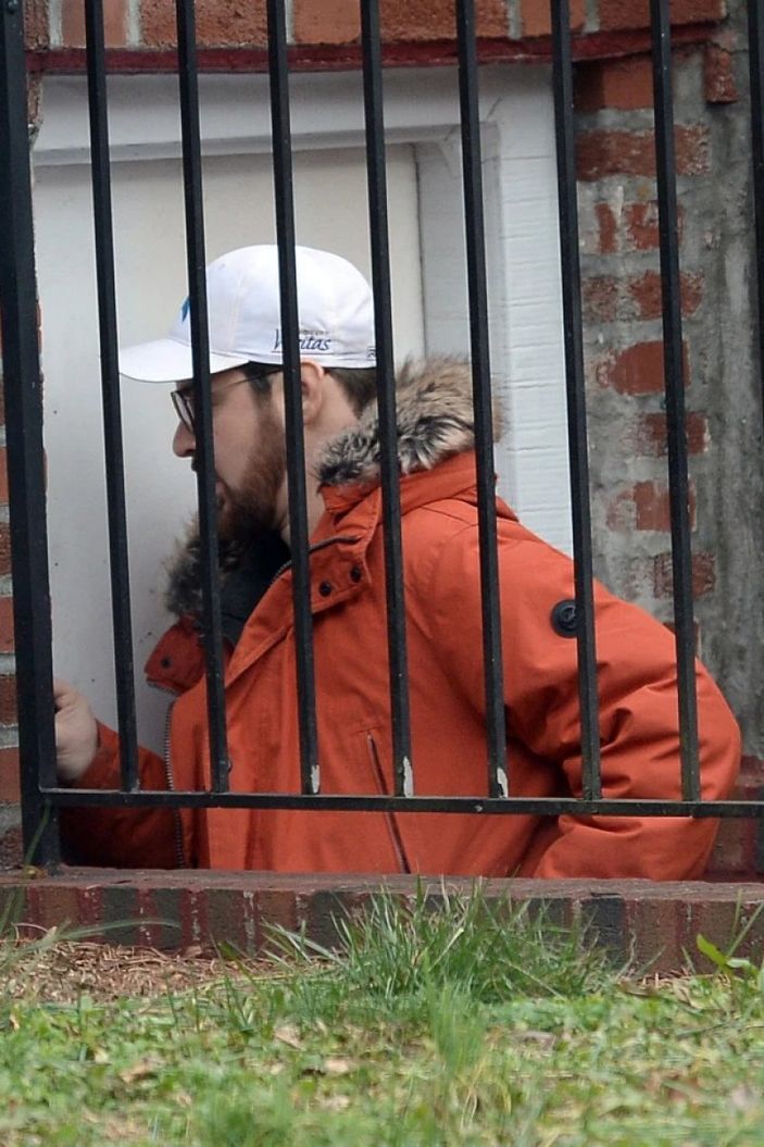 ABD’de polis kalkanı ve sopasıyla poz veren Aaron Mostofsky görüntülendi