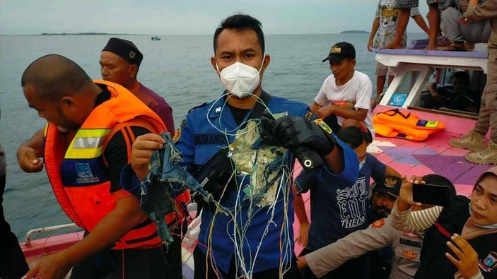 Endonezya'da yolcu uçağı denize düştü